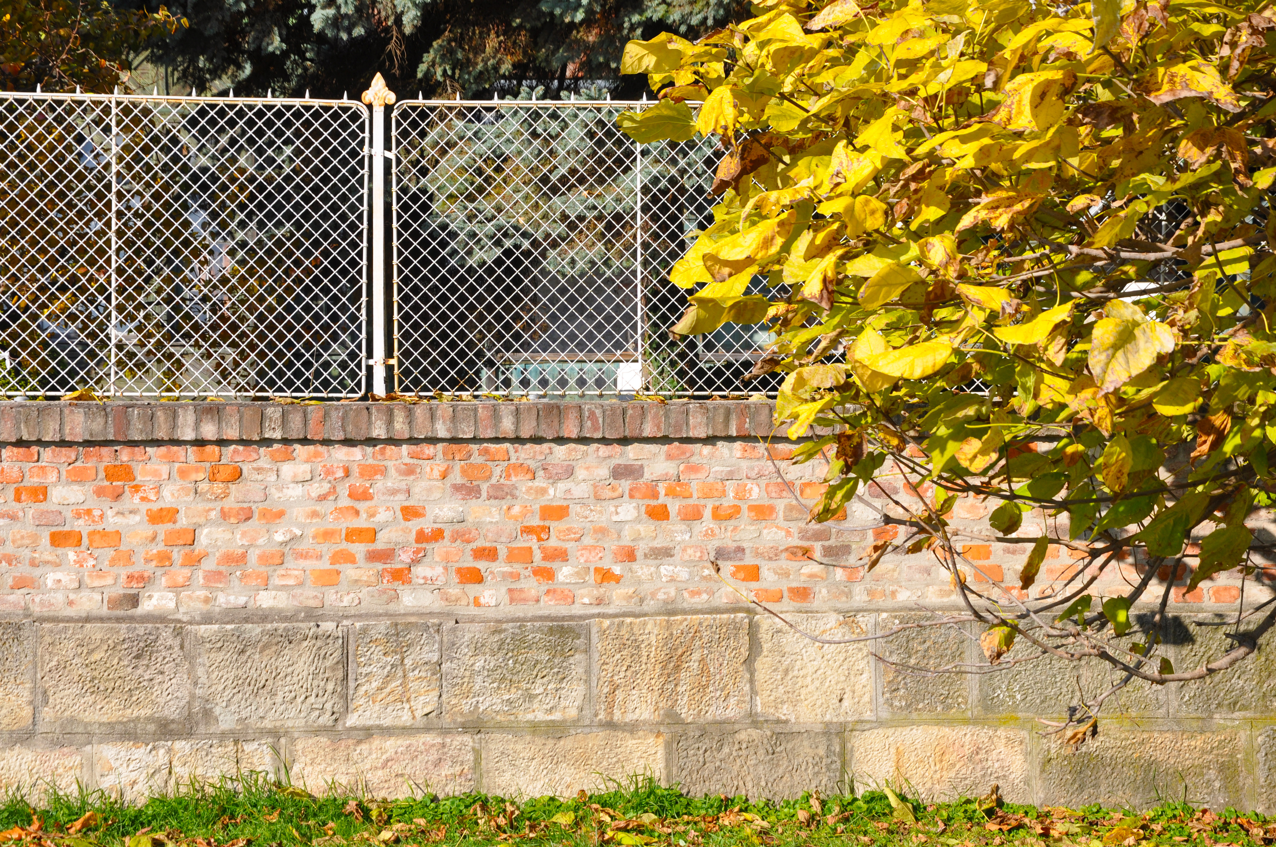 Új kerítésfal a vízzáró résfal burkolásával