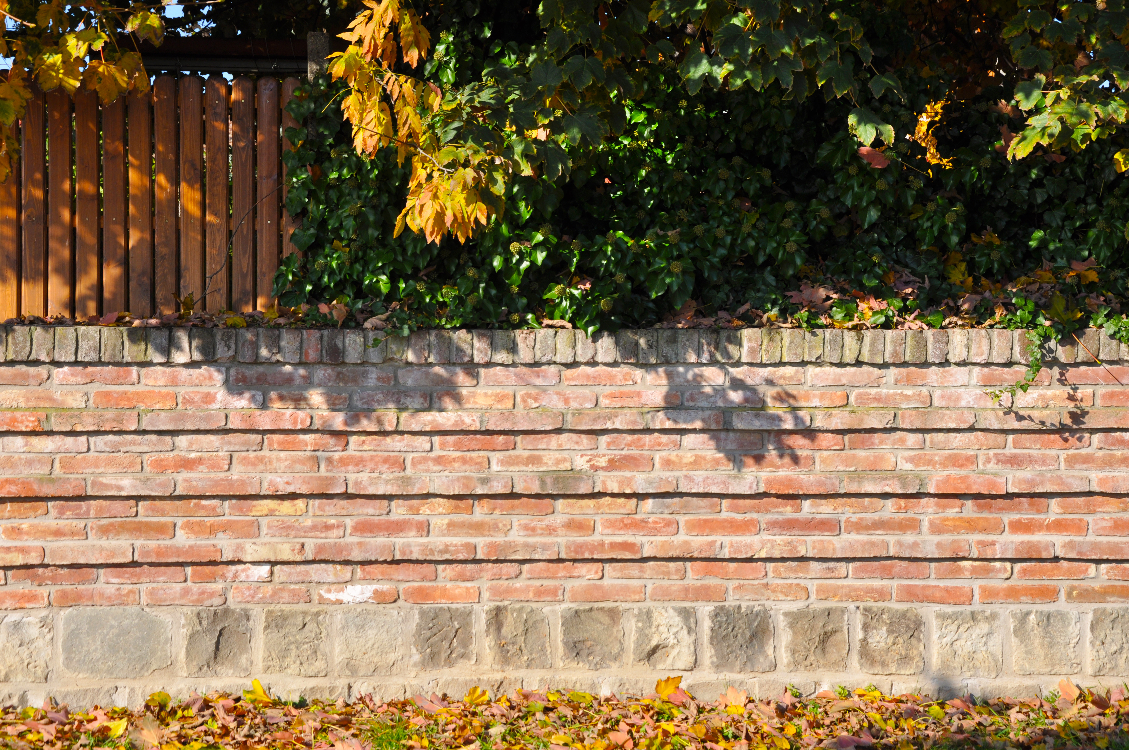 Új kerítésfal a vízzáró résfal burkolásával