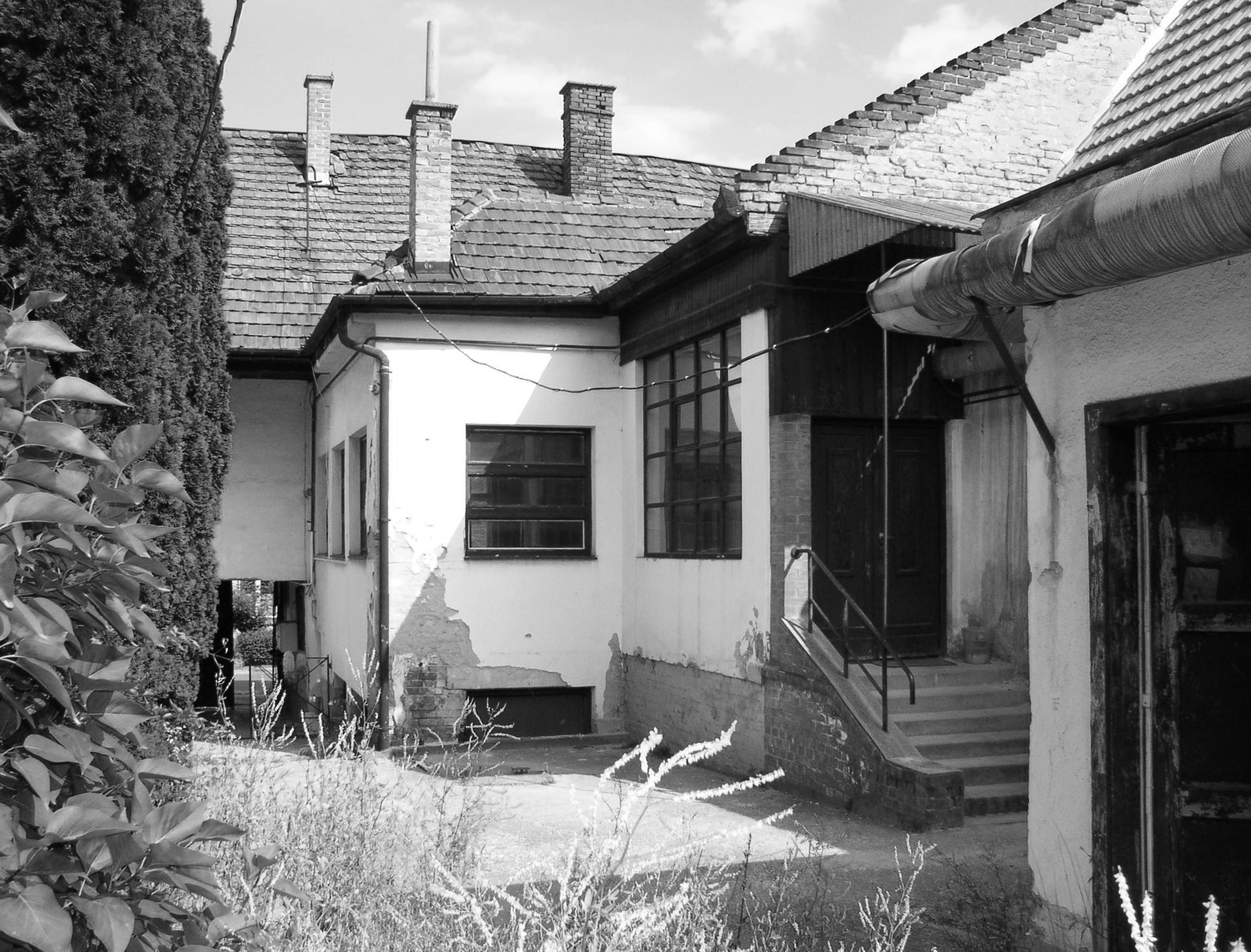 Eredeti épület udvari fotója