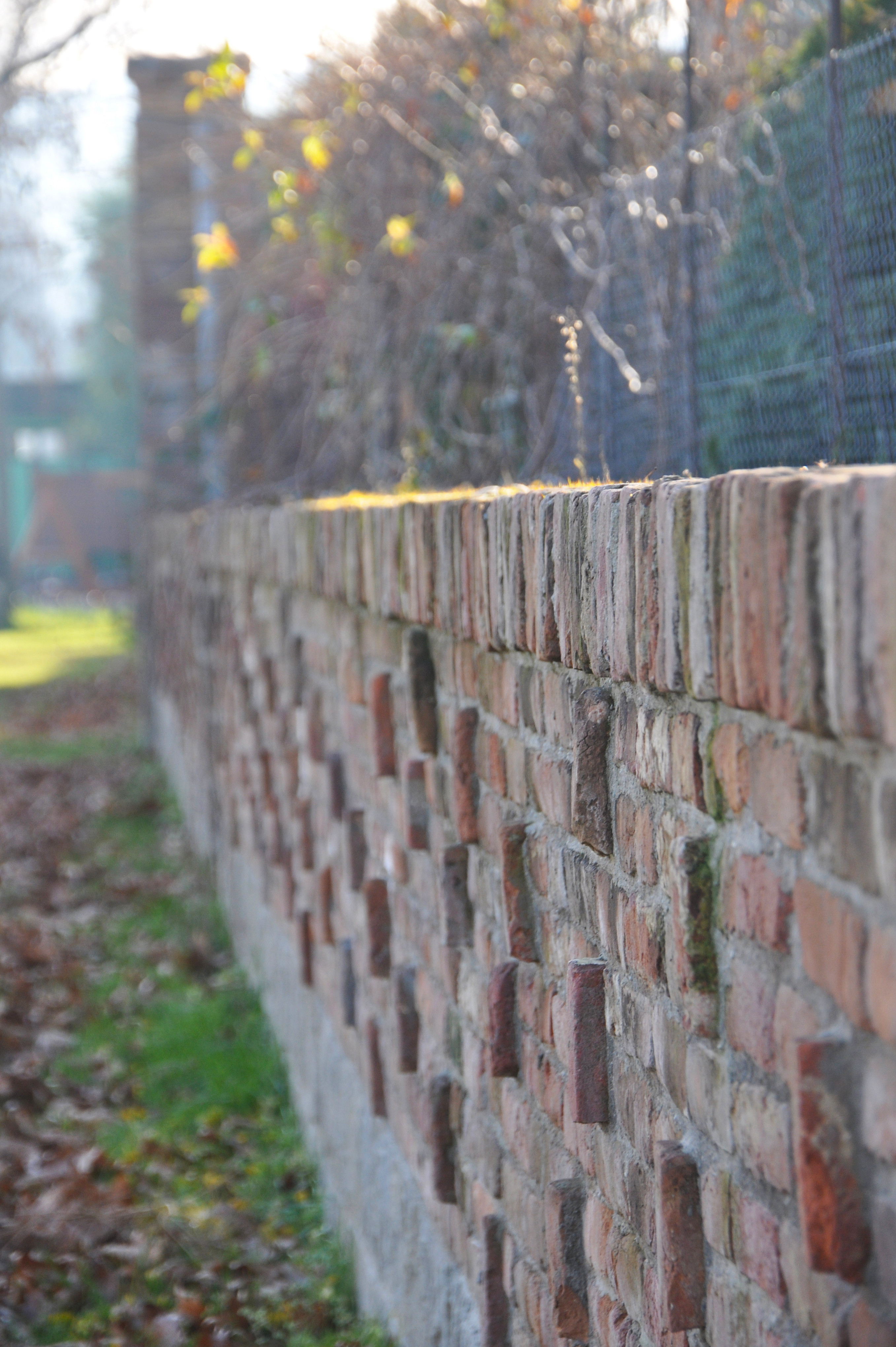 Új kerítésfal a vízzáró résfal burkolásával