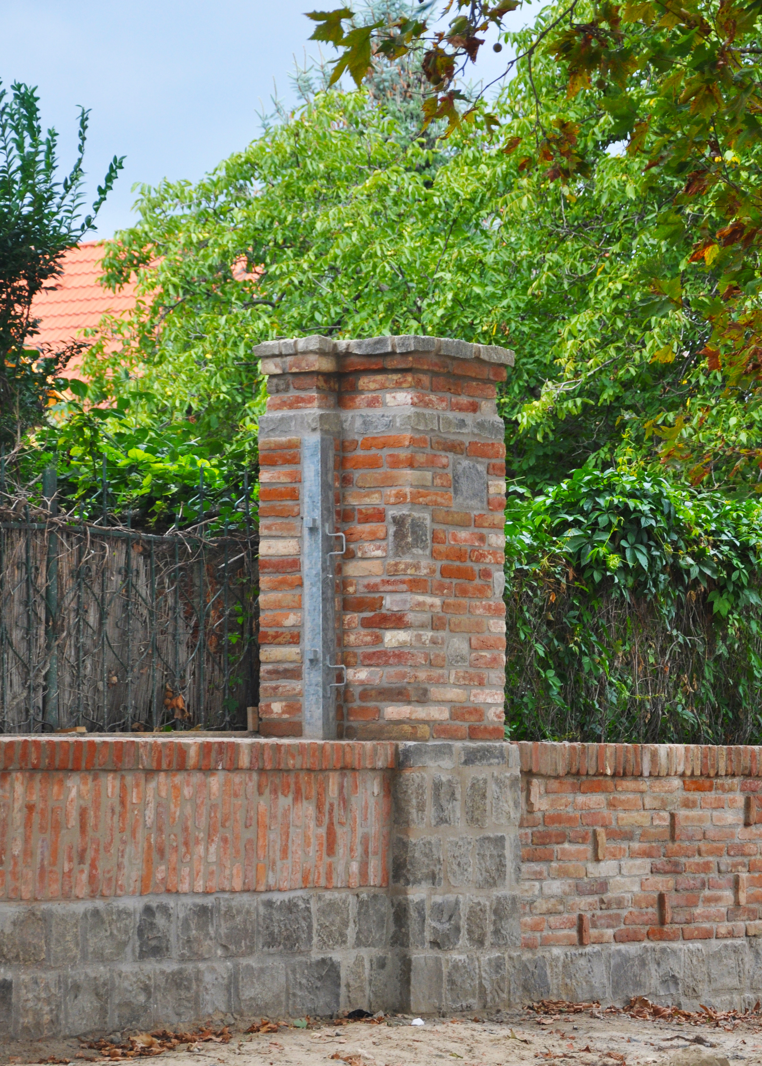 Új kerítésfal a vízzáró résfal burkolásával