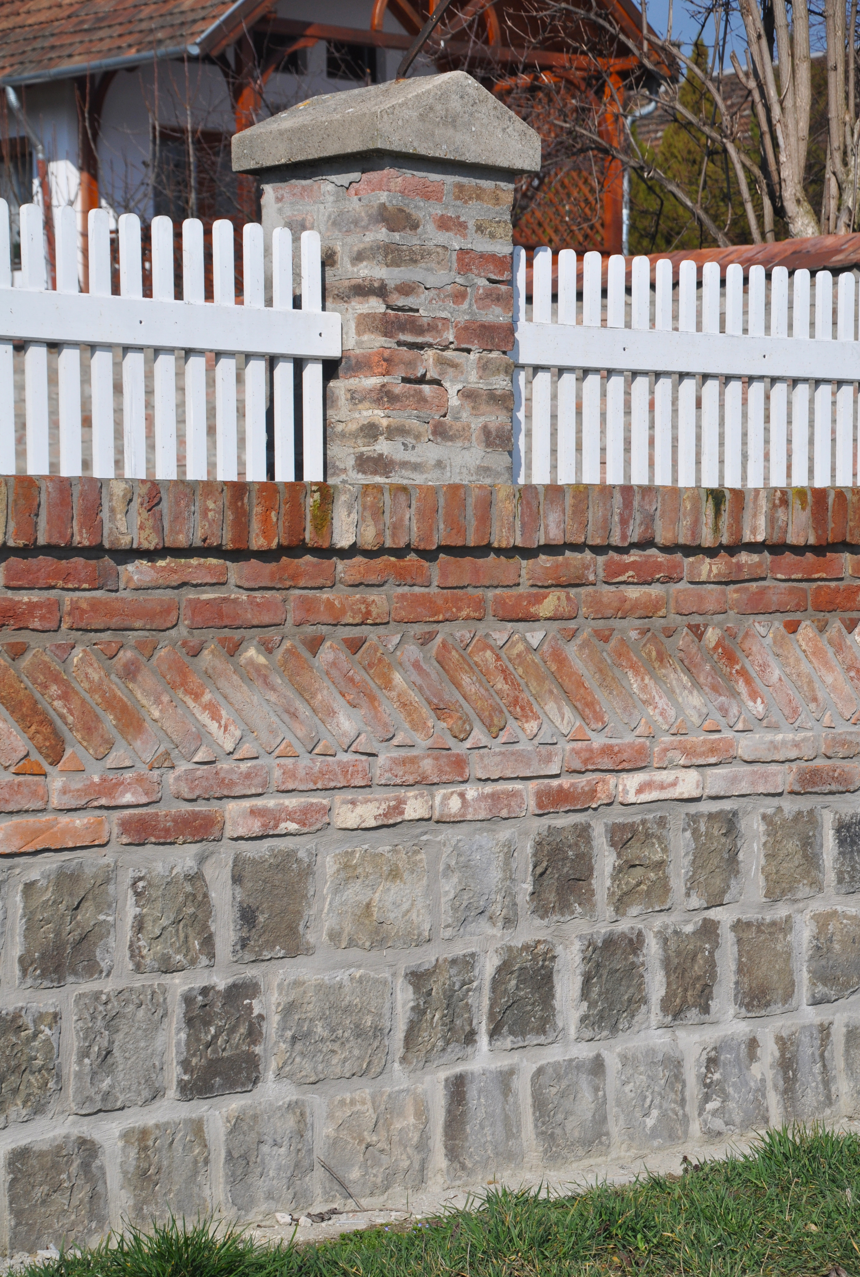 Új kerítésfal a vízzáró résfal burkolásával