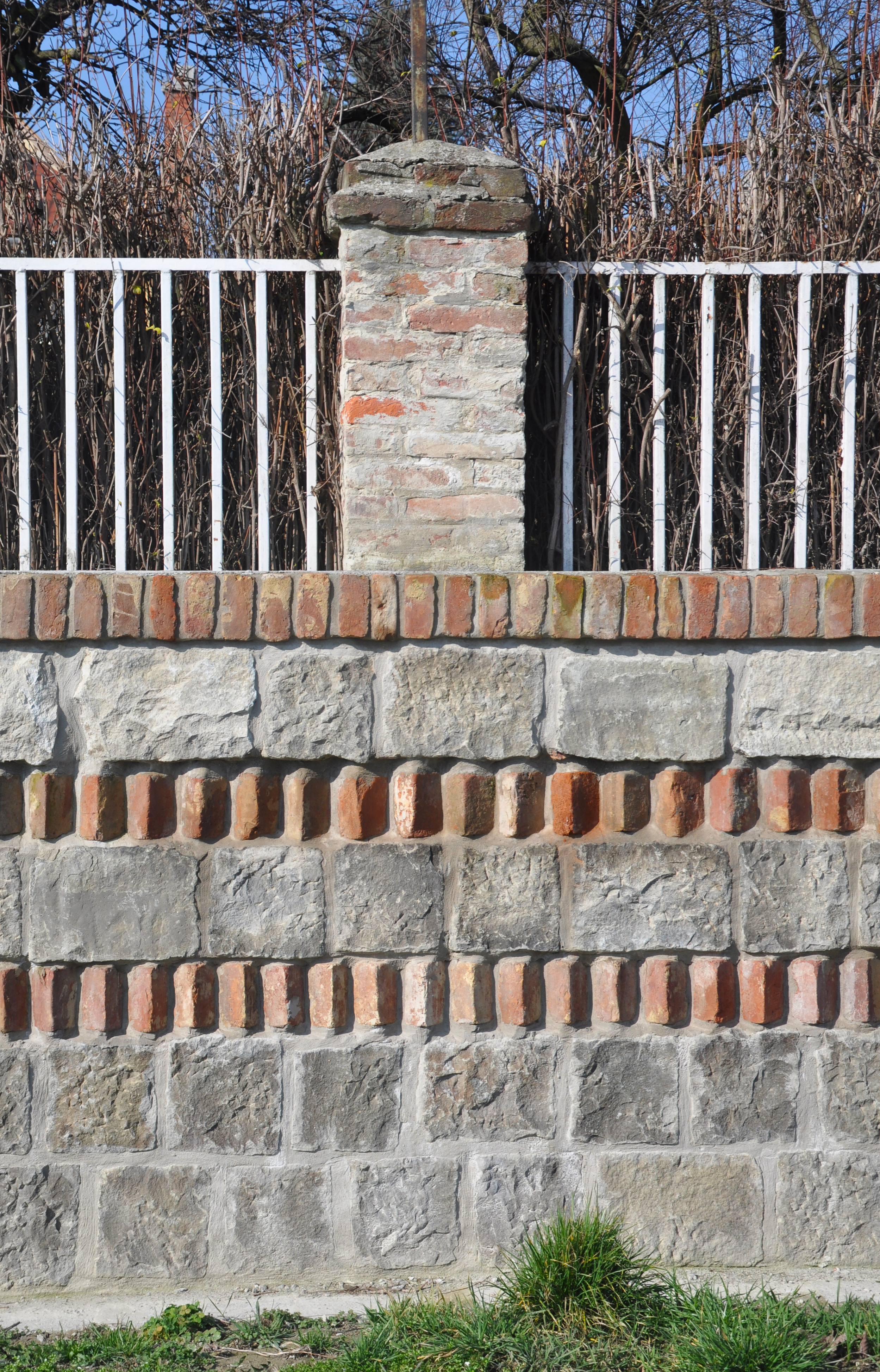 Új kerítésfal a vízzáró résfal burkolásával