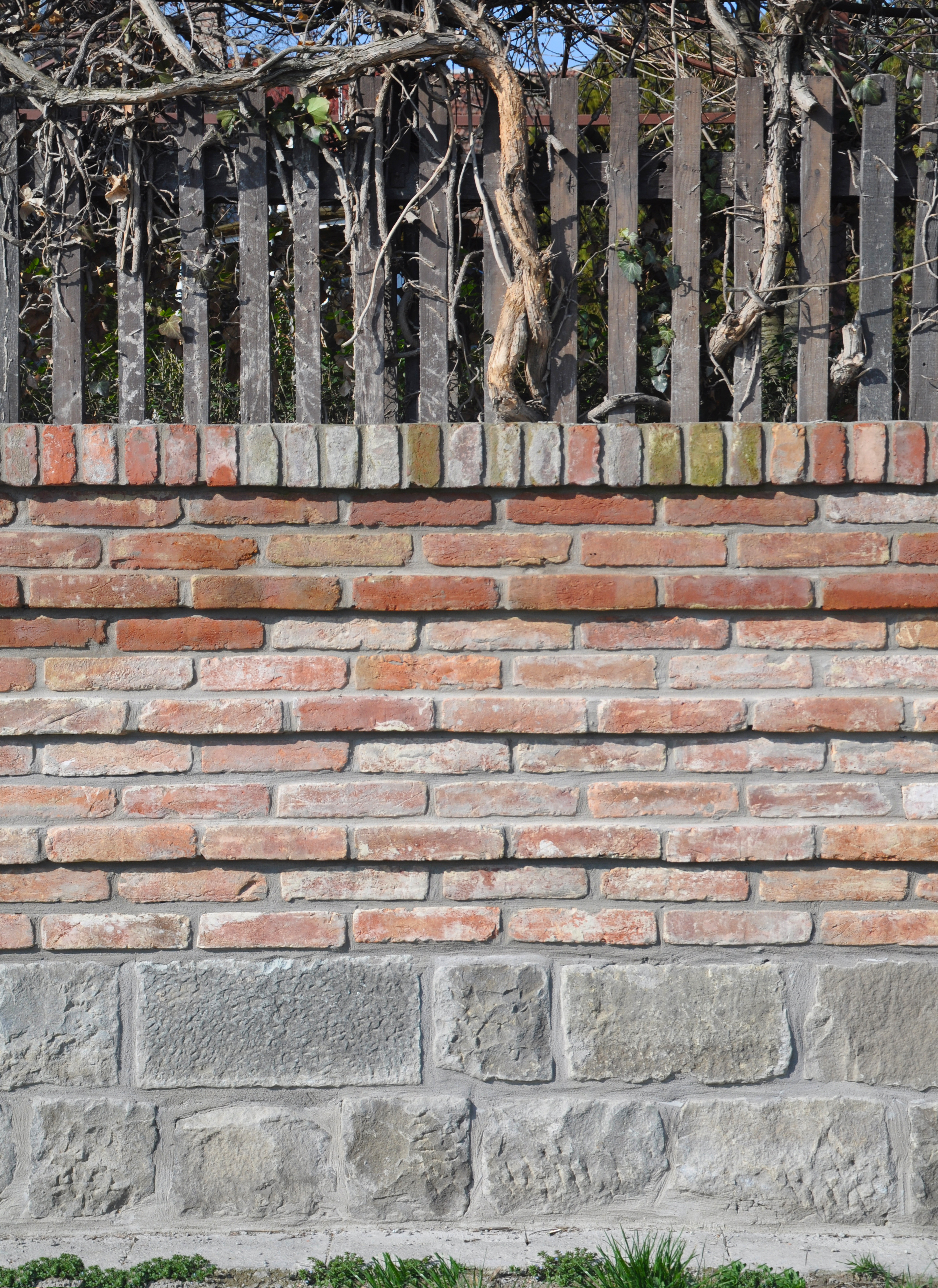 Új kerítésfal a vízzáró résfal burkolásával