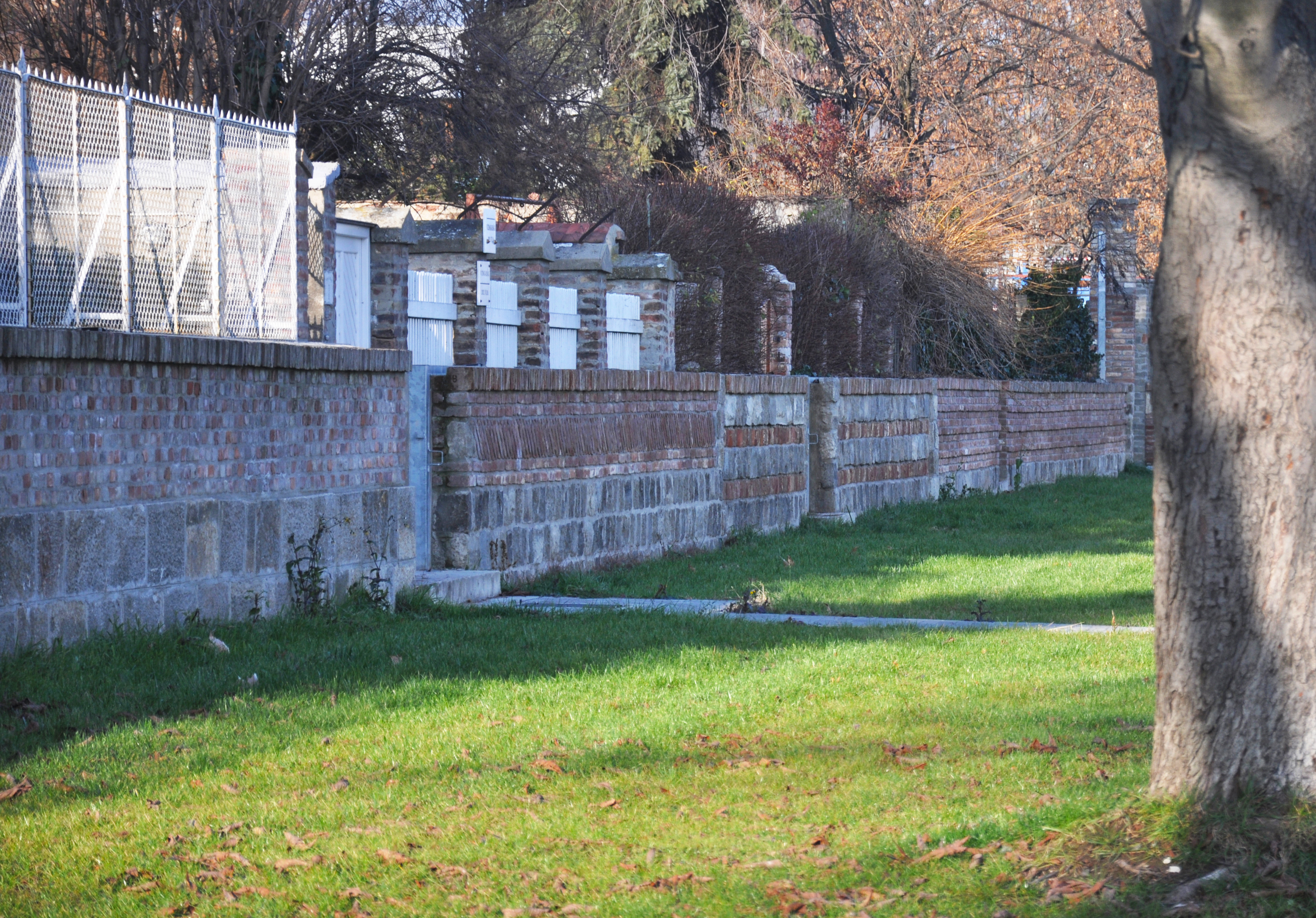 Új kerítésfalak a vízzáró résfal burkolásával