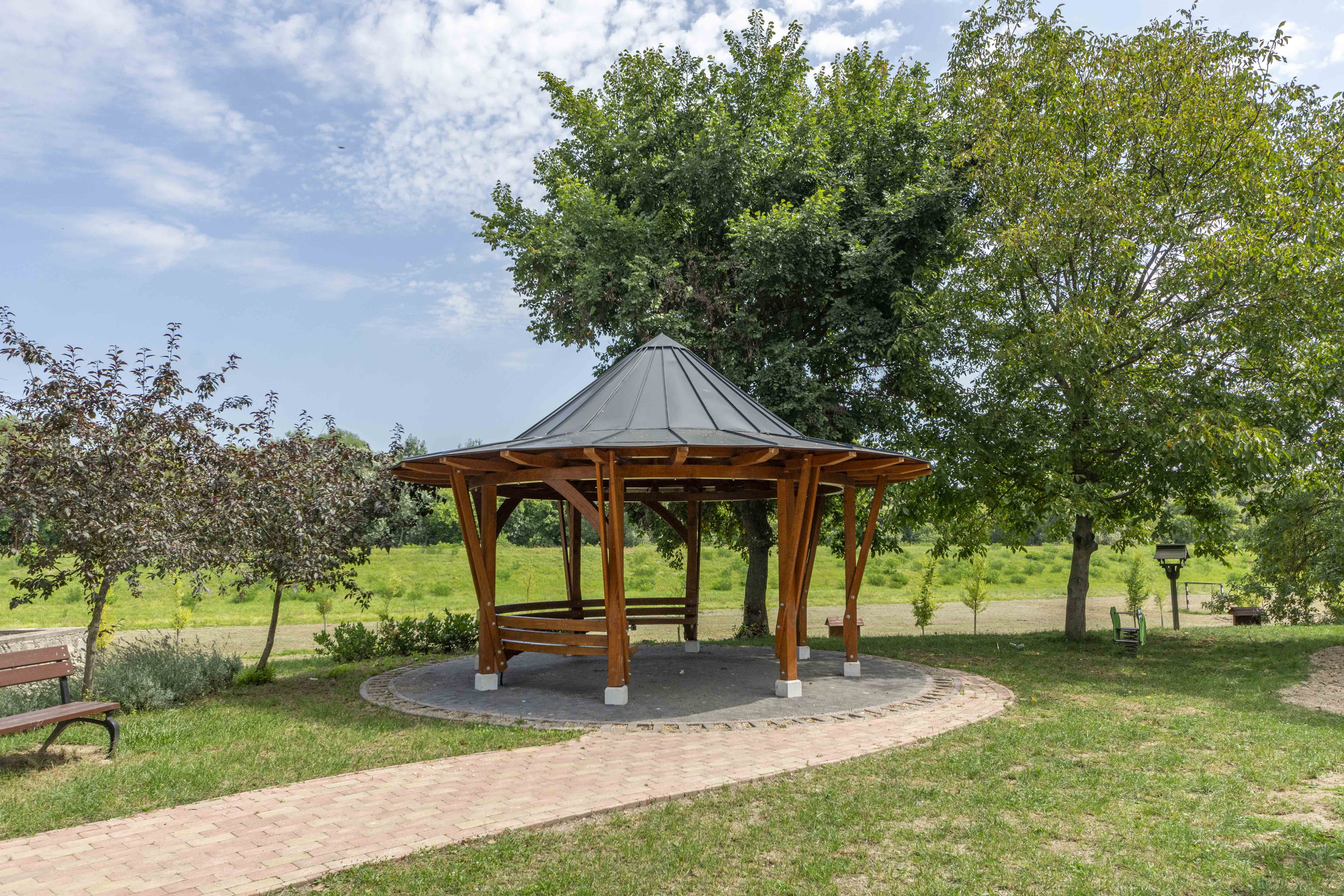 pavilon a sétány felől