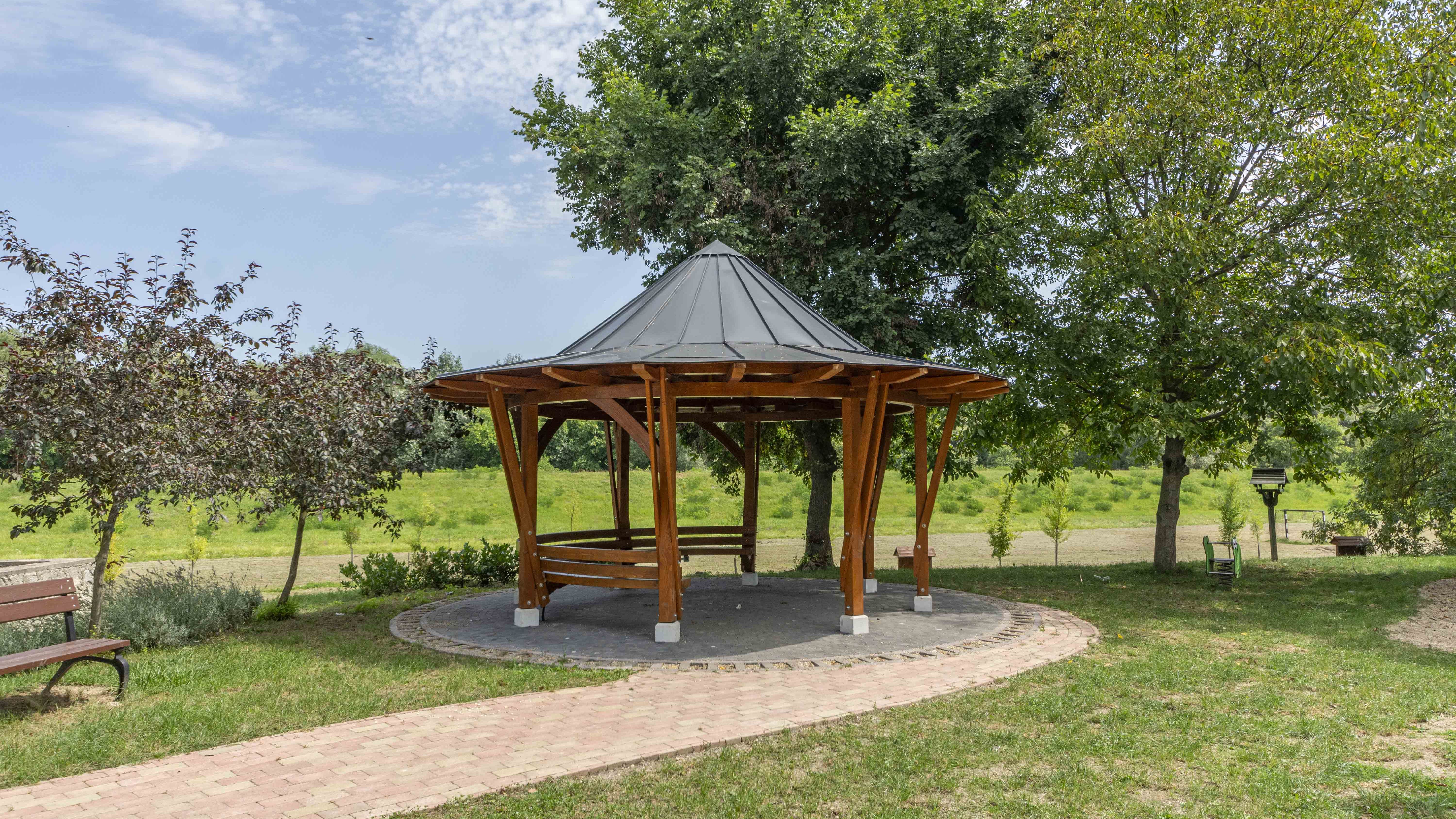 pavilon a sétány felől