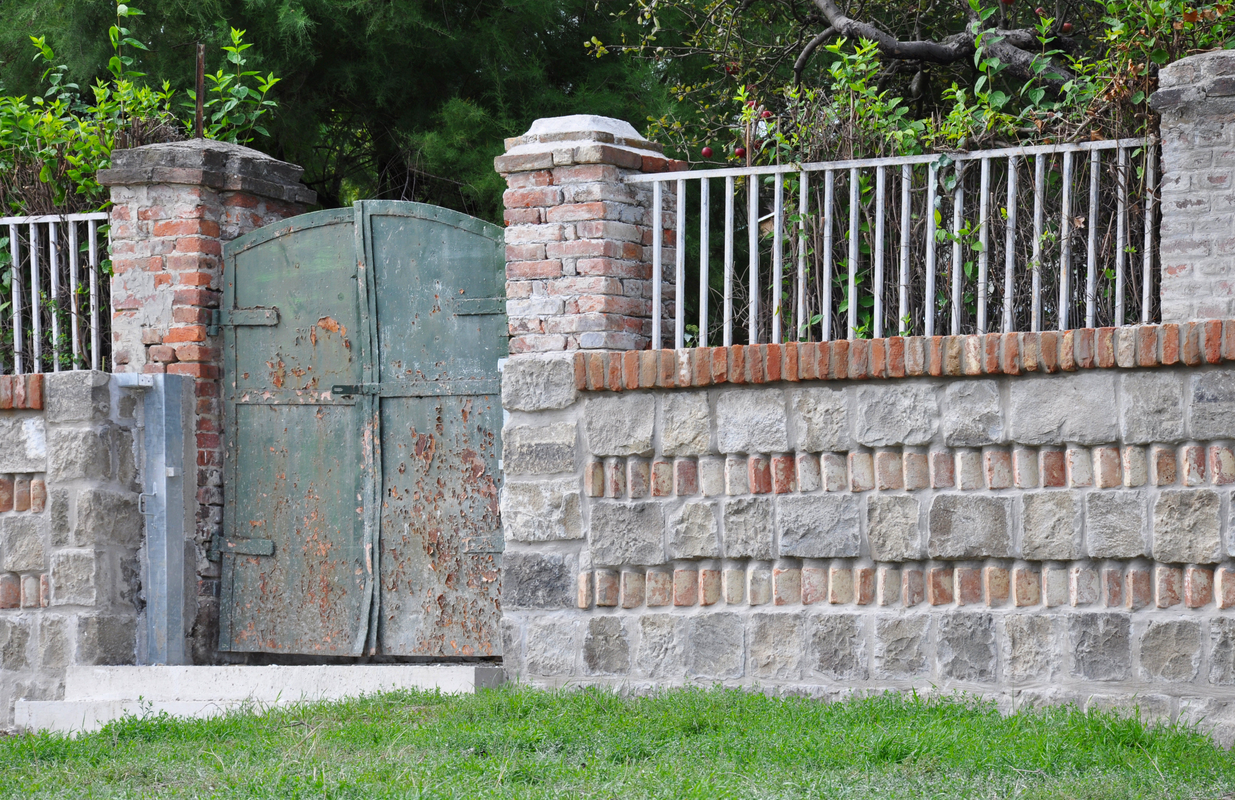 Új kerítésfal a vízzáró résfal burkolásával