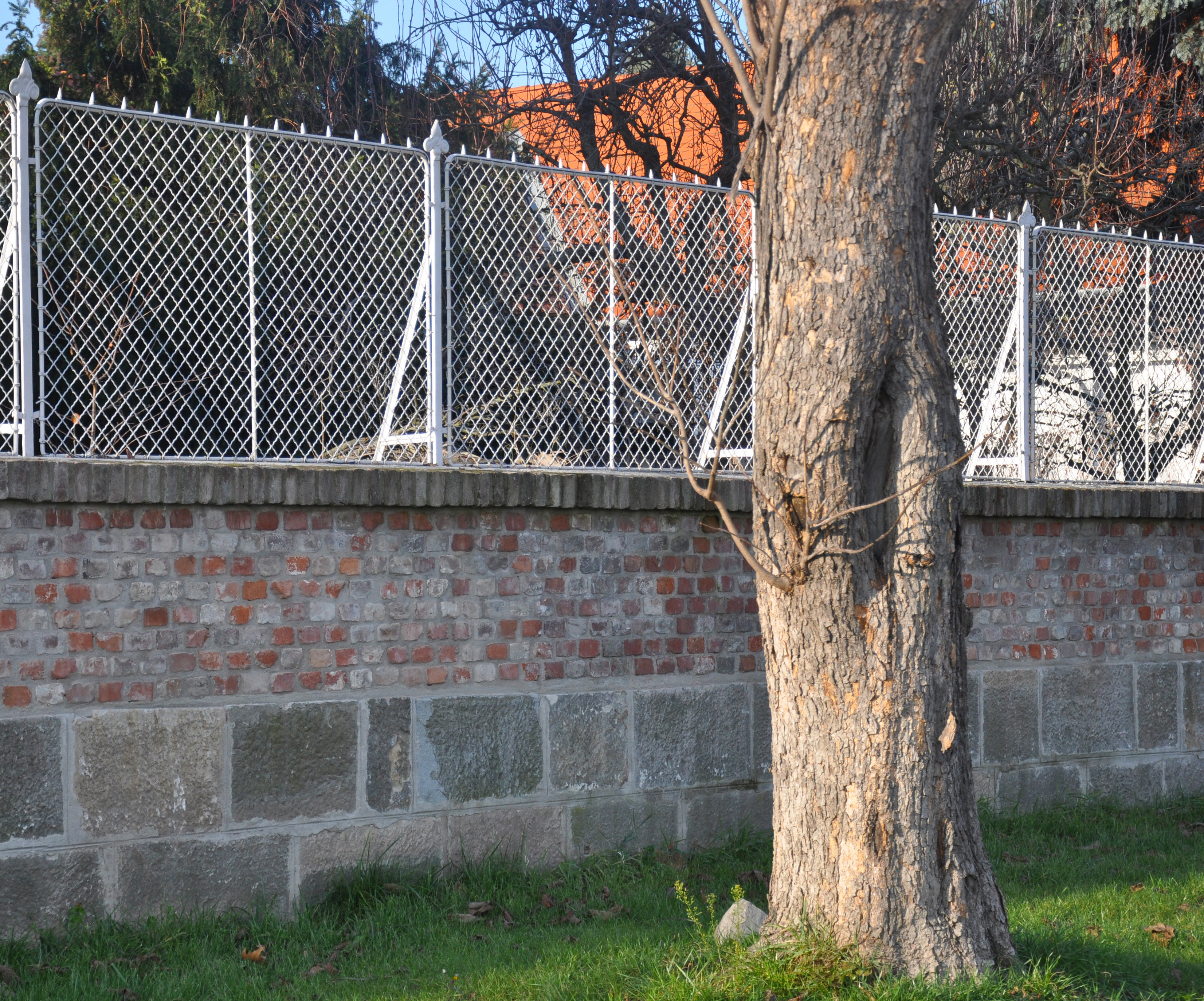 Új kerítésfal a vízzáró résfal burkolásával