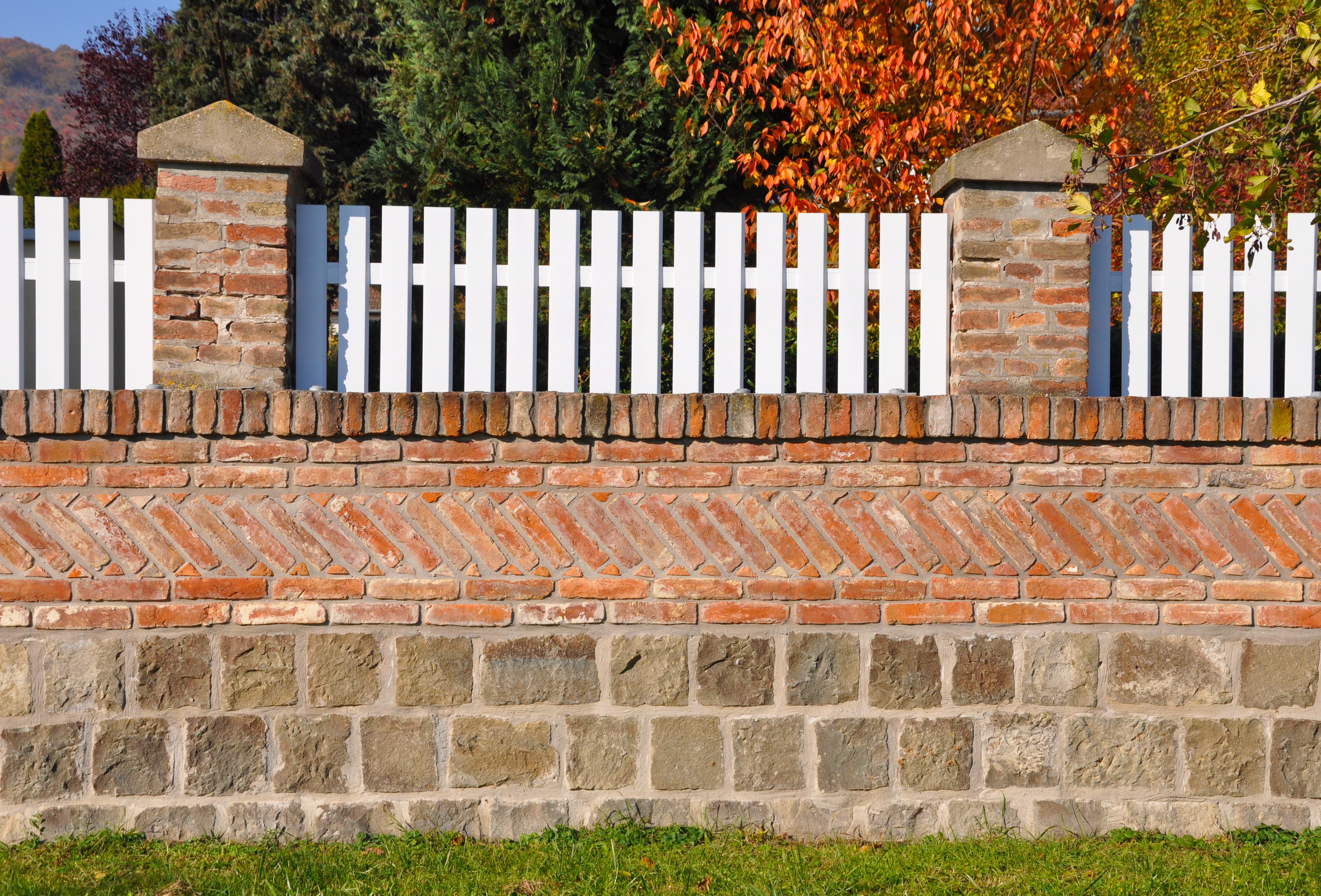 Új kerítésfal a vízzáró résfal burkolásával
