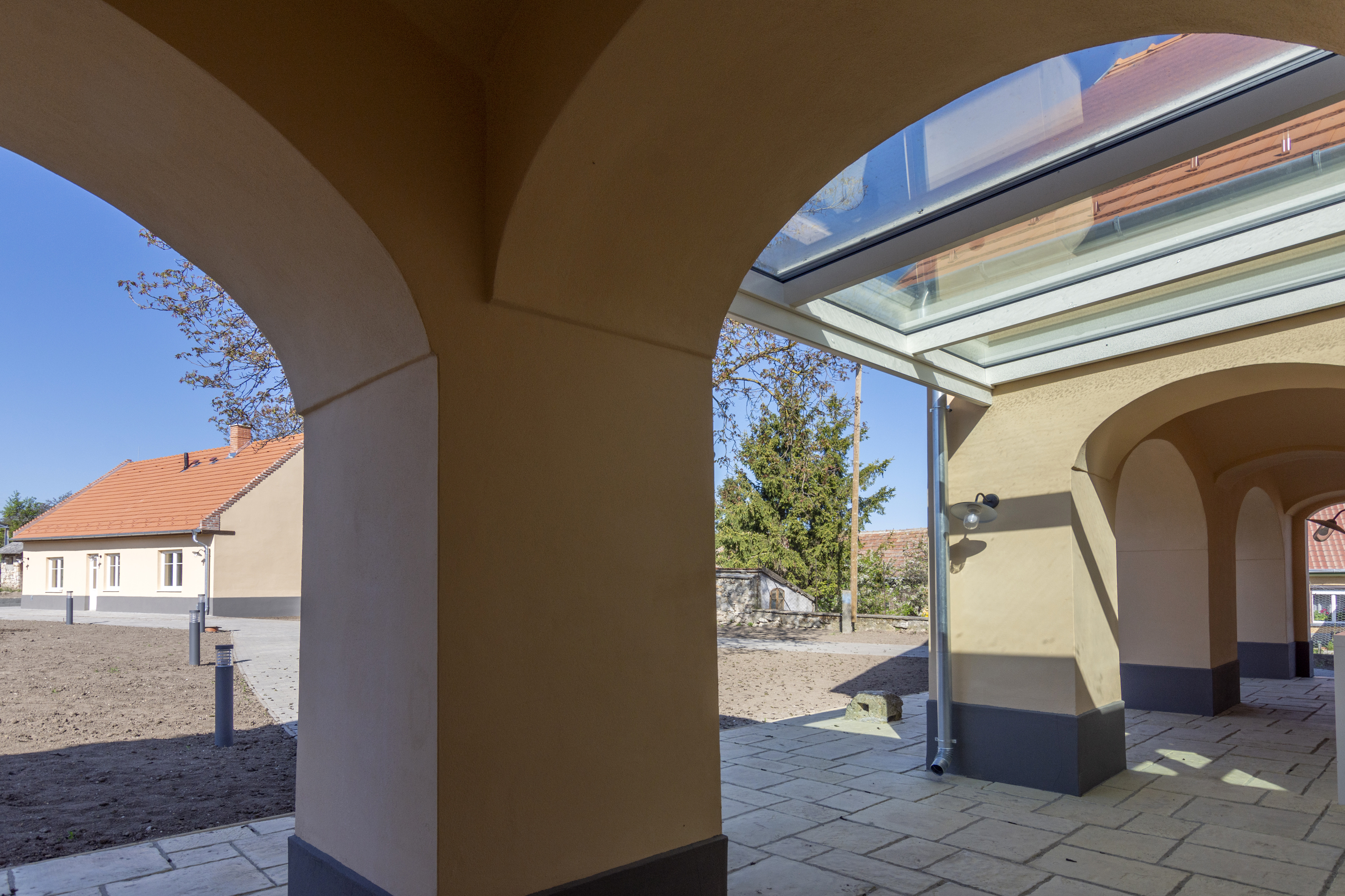 Árkád részlet és bejarat