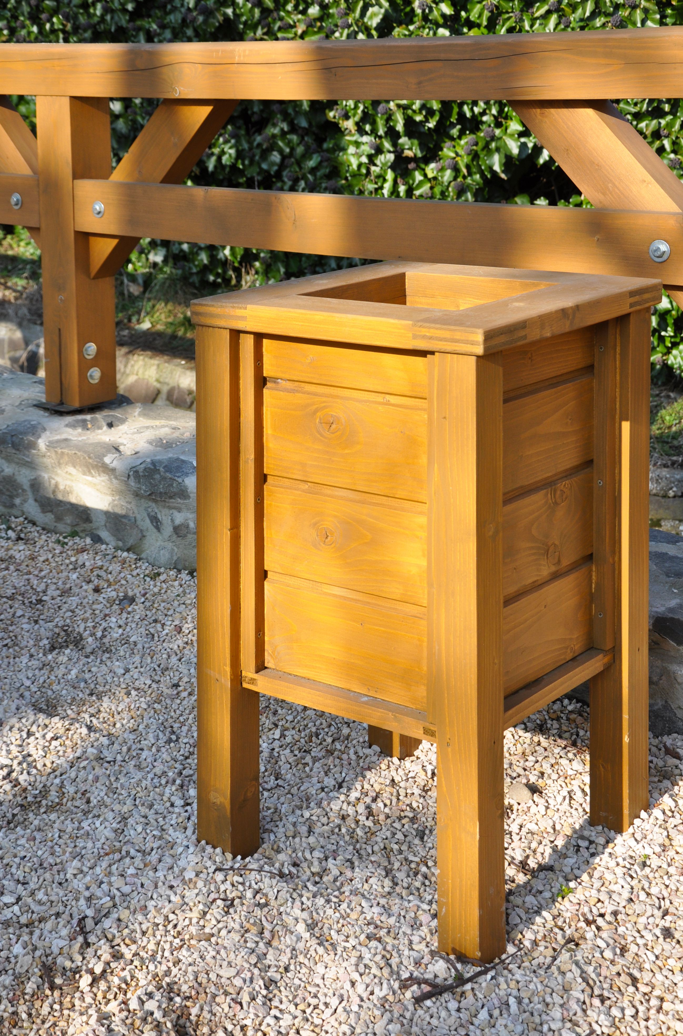 Szemetes és korlát