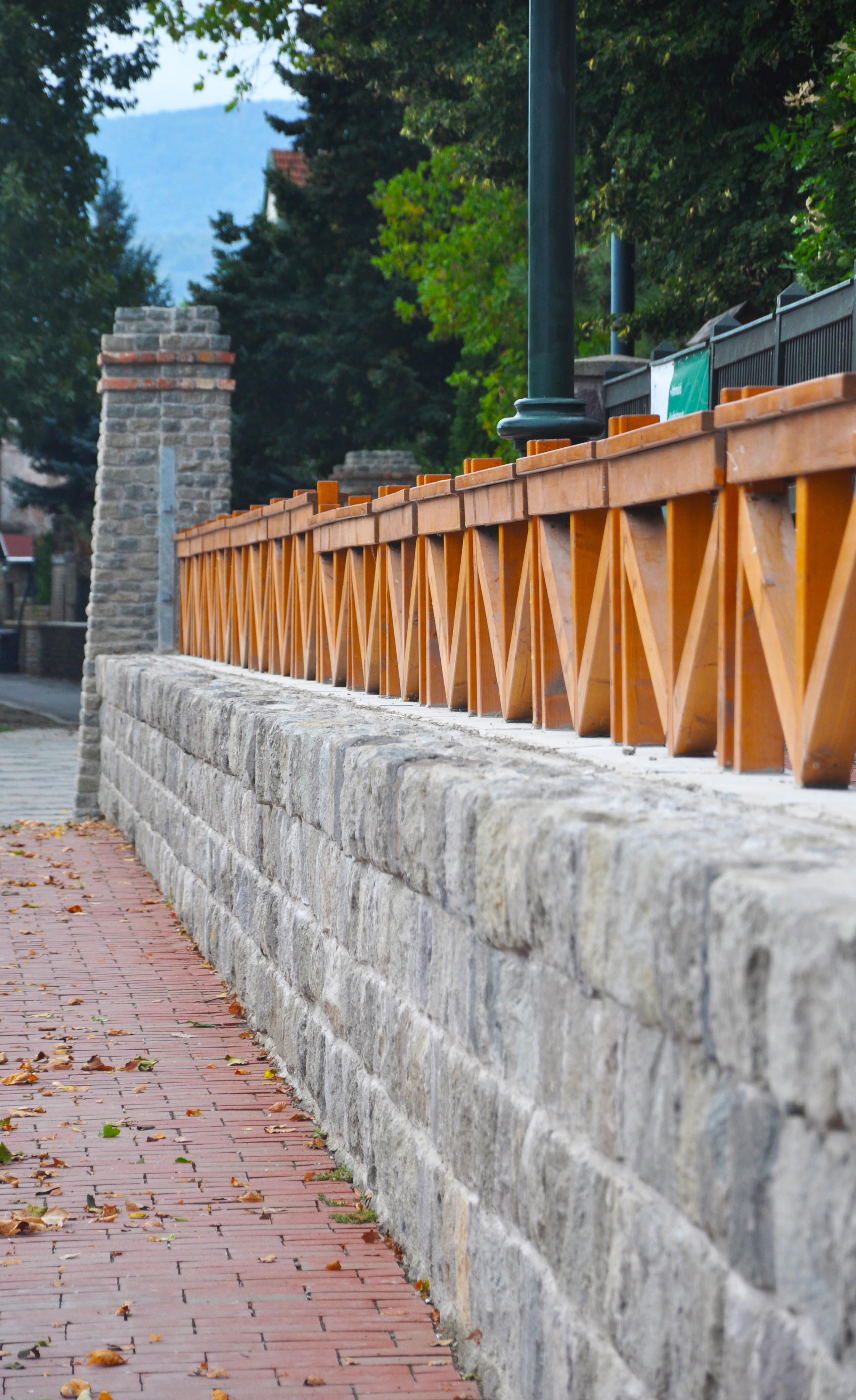 Árvizi támfal, korlát és sarokpillér