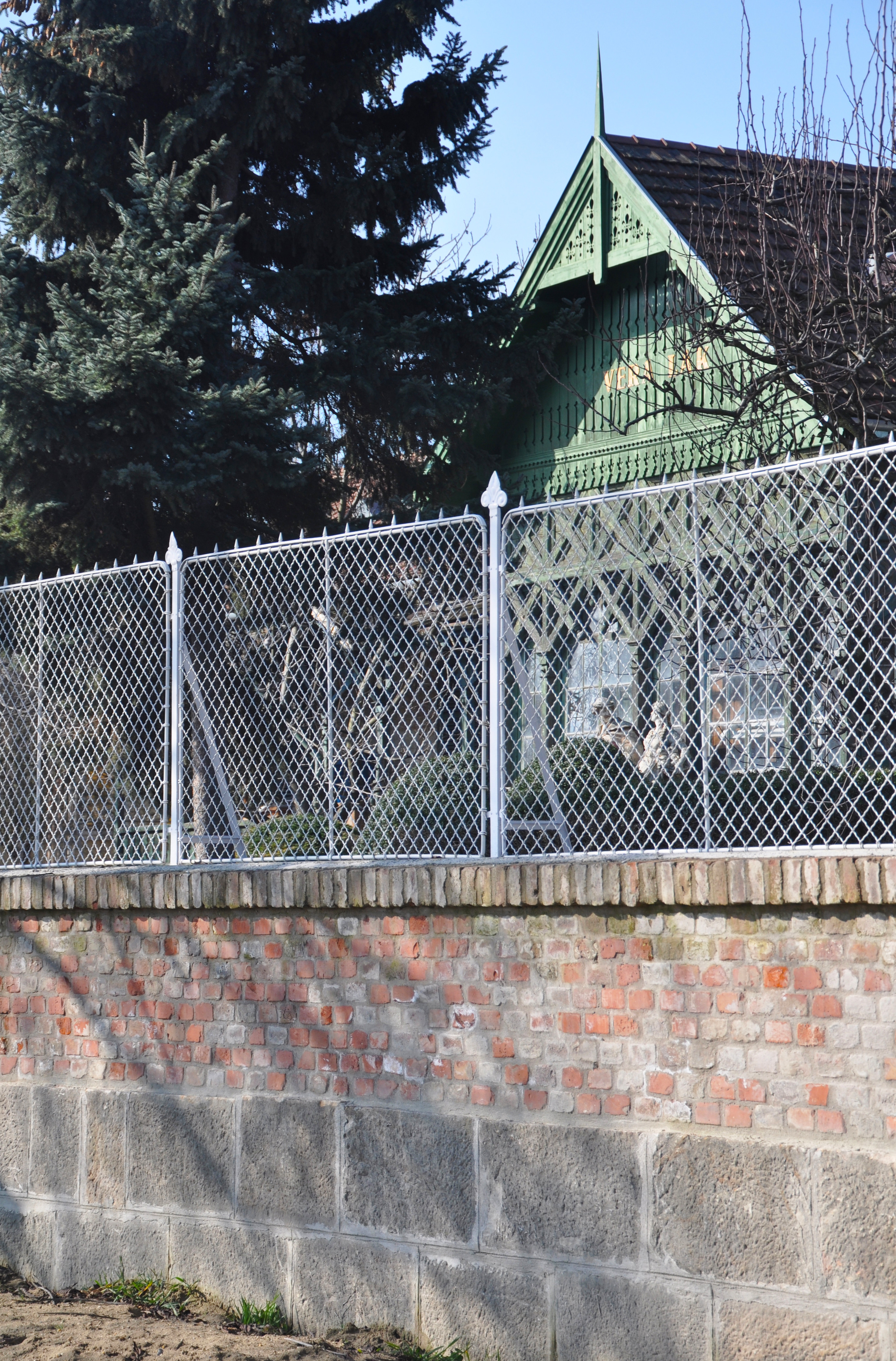 Új kerítésfal a vízzáró résfal burkolásával