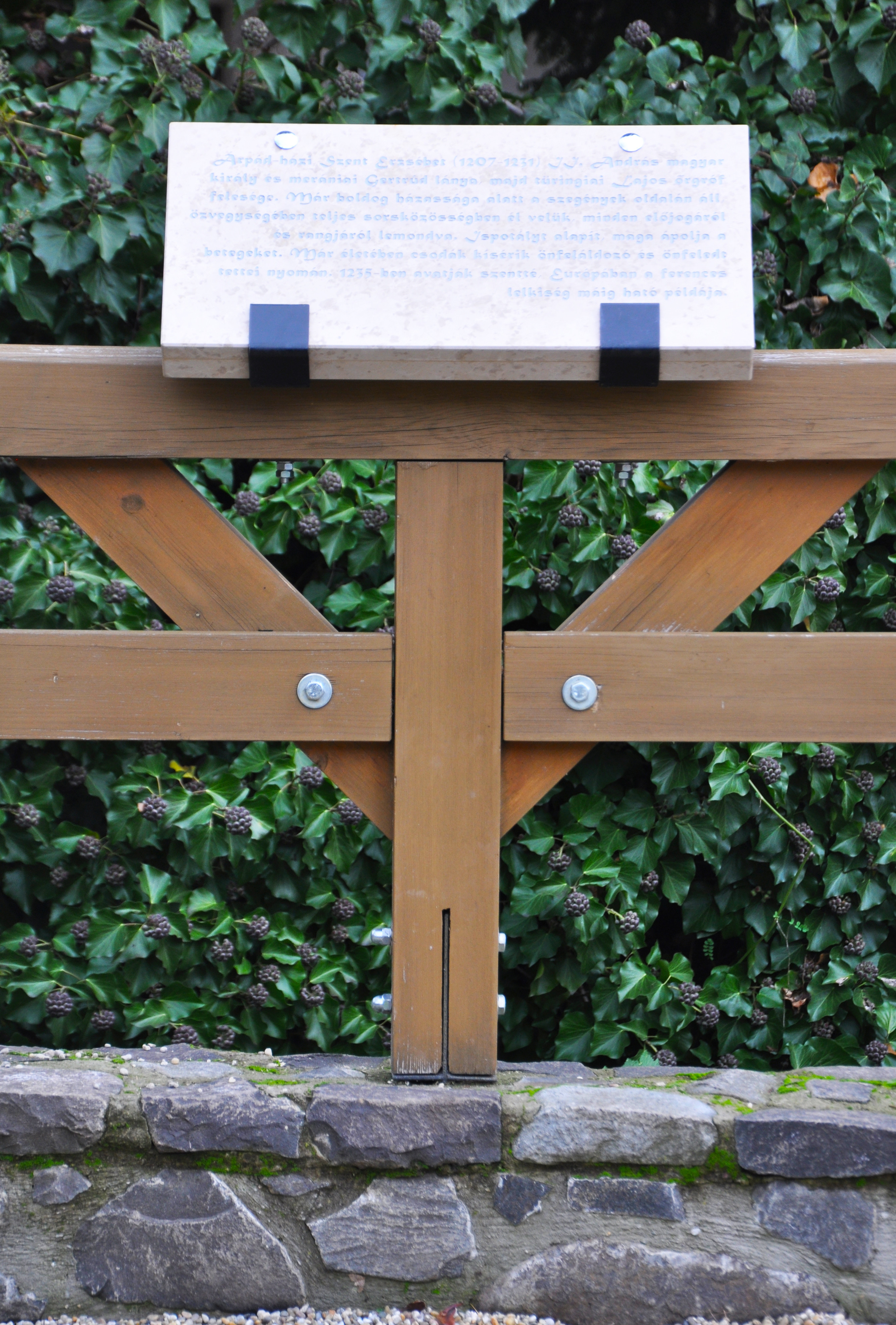 Ismertető kőtábla