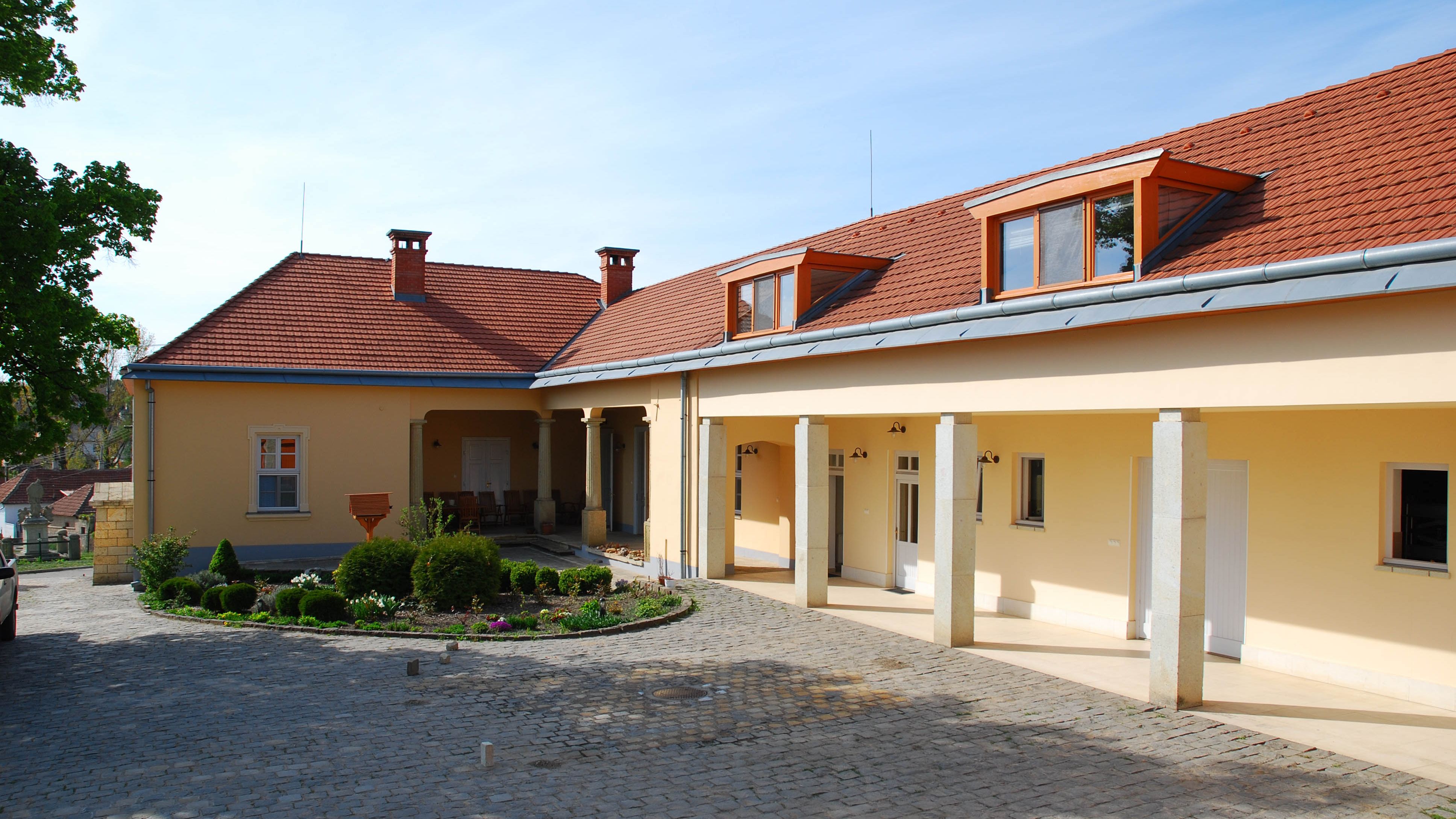 Udvari Nézet