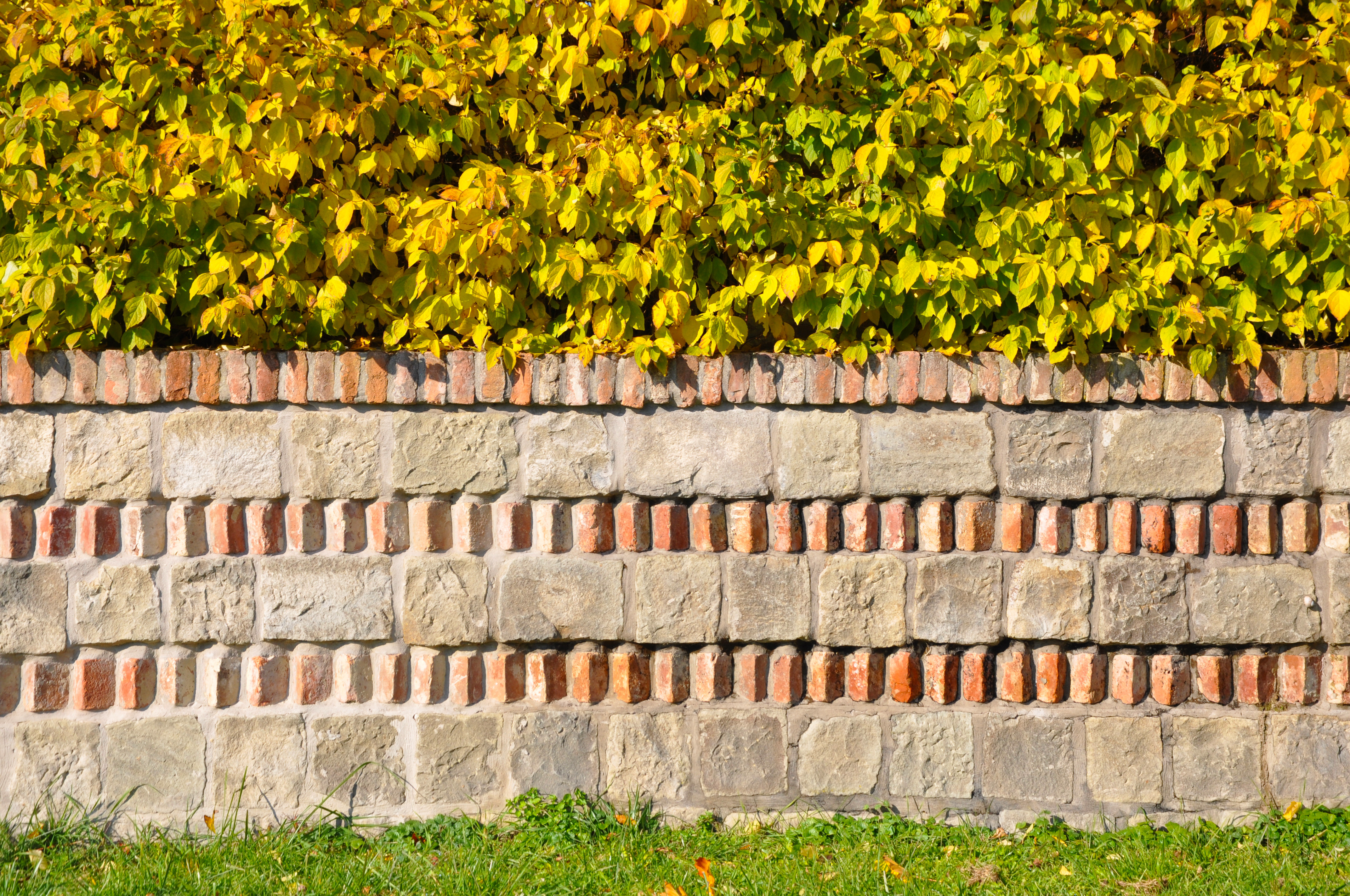 Új kerítésfal a vízzáró résfal burkolásával